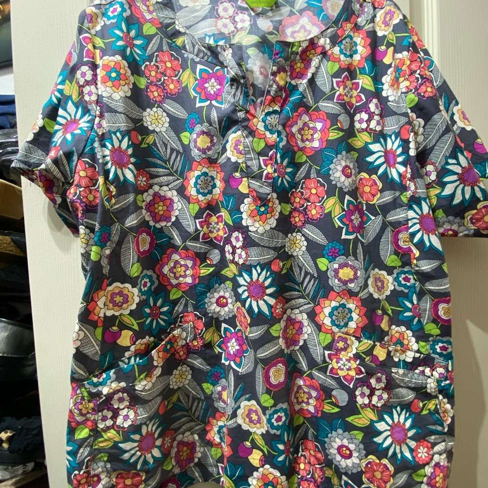 Vera Bradley scrub top
